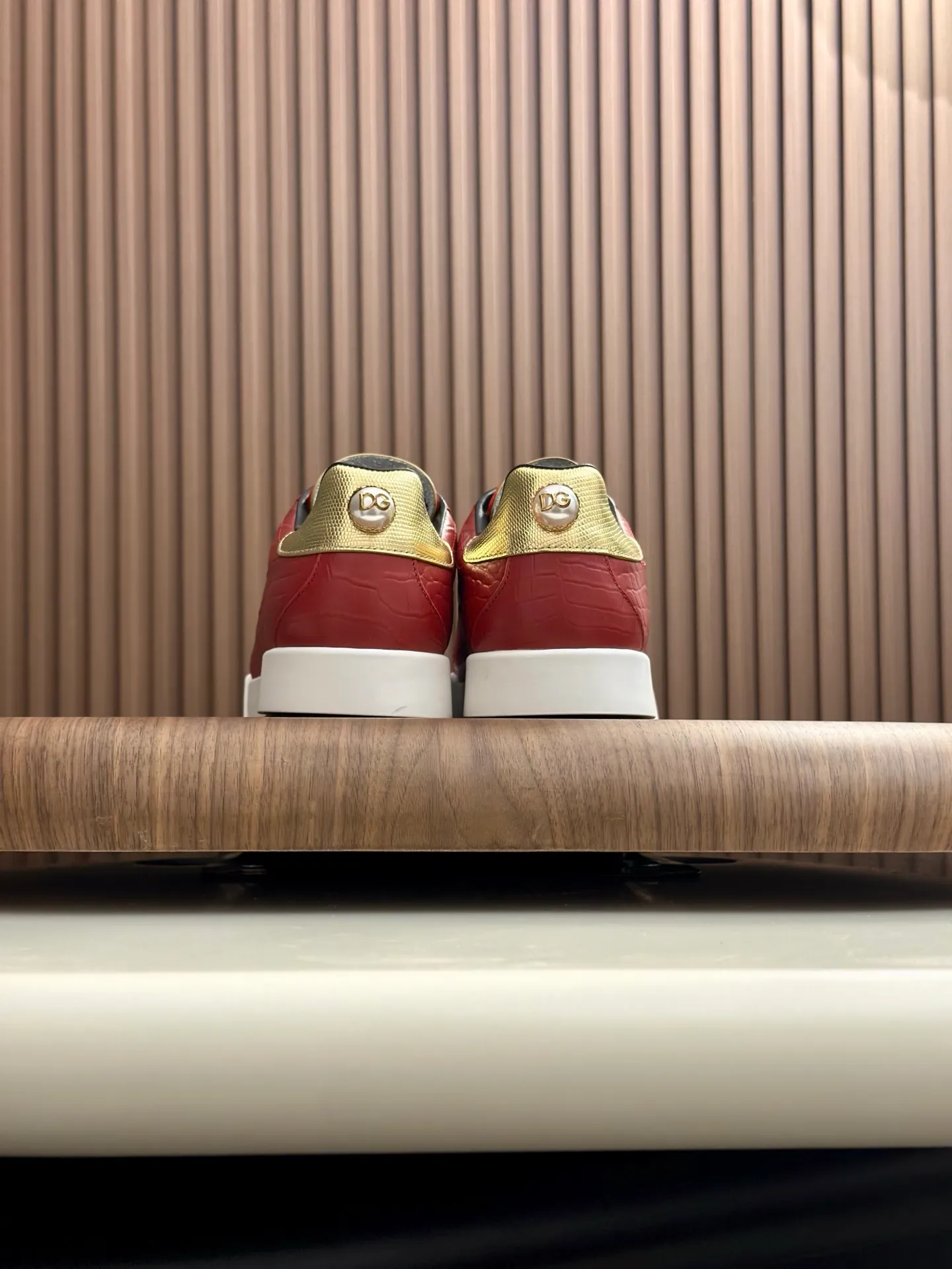 New product 💰800 DG Dolce & Gabbana men's shoes 💰ortofino calfskin sneakers ♞size; 39~44 (customized 38.45.46) Iconic men's shoes 💰ortofino series of sneakers, classic and timeless style, now presented with fashionable details. The calfskin engraved DG logo is a subtle finishing touch. Men's shoes💰ortofino calfskin sneakers: